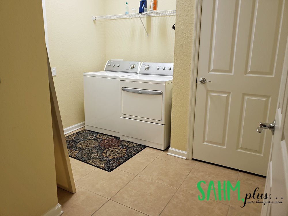 Washer and dryer in an Airbnb rental condo | sahmplus.com