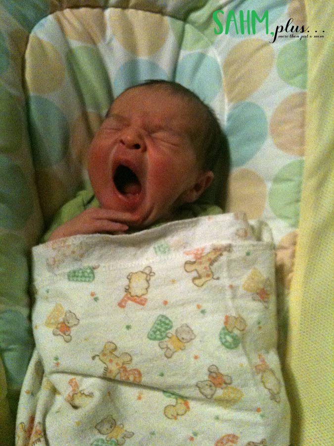 baby yawning in rock 'n play sleeper | sahmplus.com