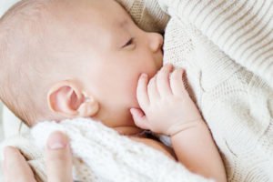 How to breastfeed in public more confidently and comfortably. Tips to overcome uneasy feelings about breastfeeding your baby publicly | www.sahmplus.com