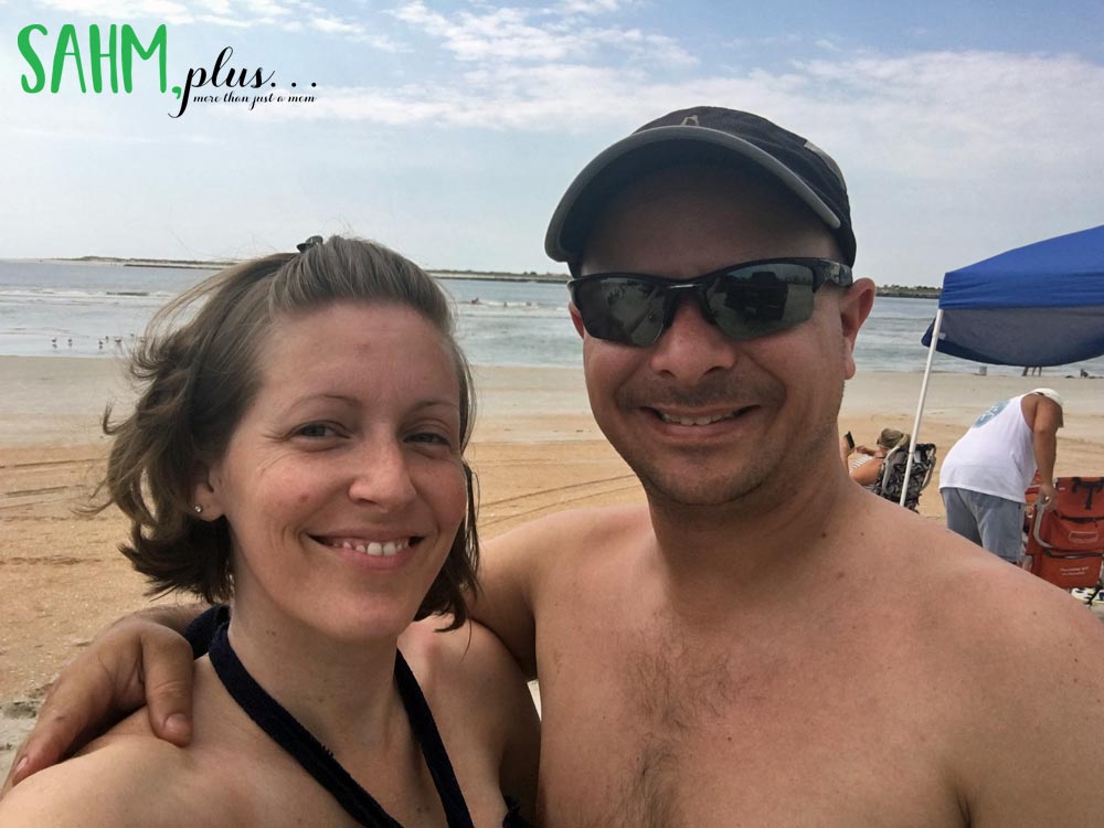 Ivy and her husband in 2016 at the beach | sahmplus.com