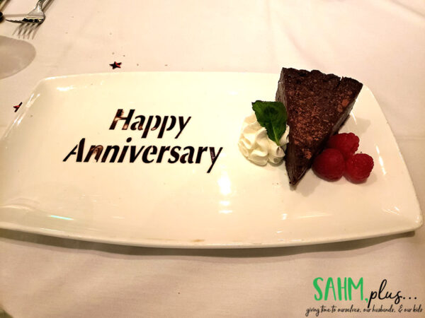 Chocolate cake with words Happy Anniversary | sahmplus.com