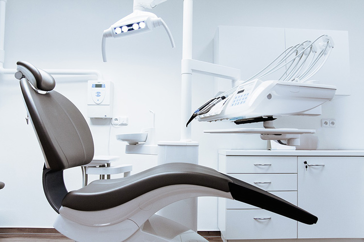 dentist chair and equipment; should you avoid dental care during pregnancy?