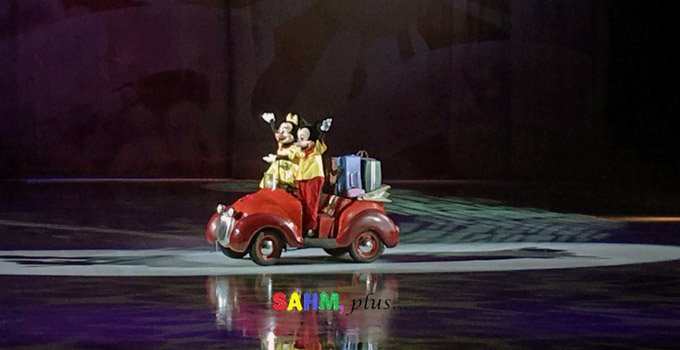 Disney on Ice: Mickey and Minnie in a car