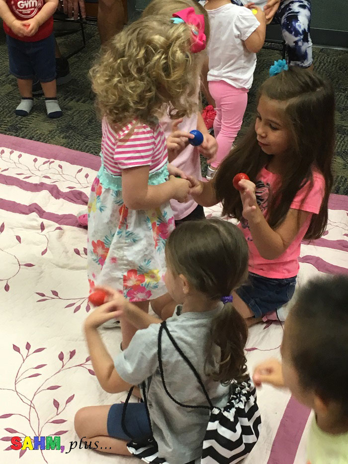 Making and keeping friends - friends playing at the library storytime | www.sahmplus.com