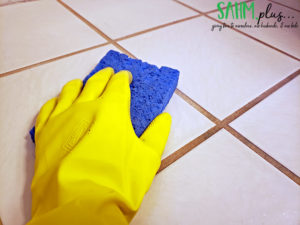 hand mopping ceramic tile floors with vinegar and water | sahmplus.com