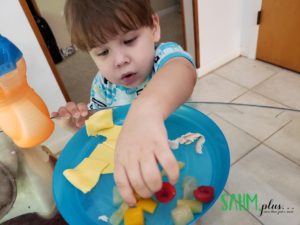 toddler won't eat dinner? This is my secret to end toddler mealtime struggles | www.sahmplus.com