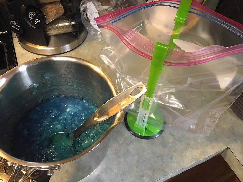 Dump the gel into the ziploc bag and zip up tight for your toddler!