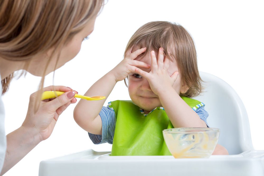 toddler refusing to eat dinner? how to end the toddler mealtime struggle with one simple tip | sahmplus.com