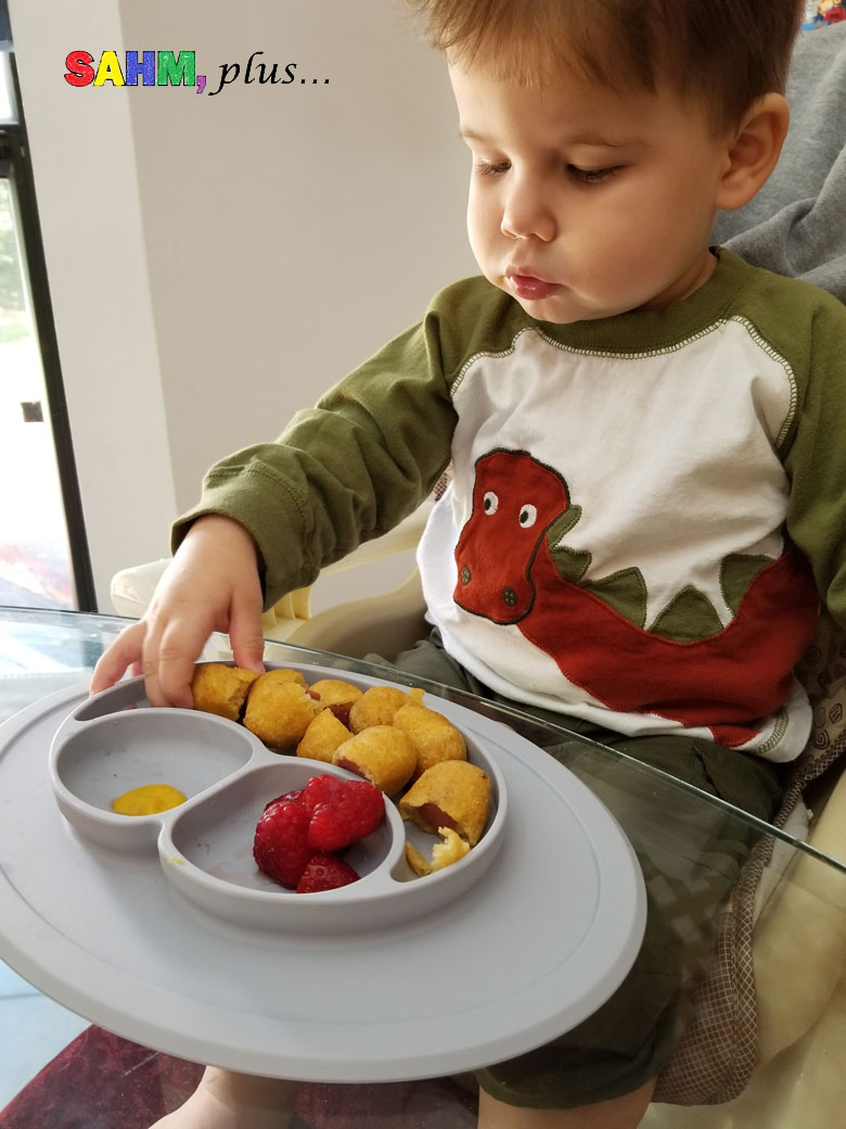 Promote toddler independence through self-feeding with EZPZ mat | www.sahmplus.com